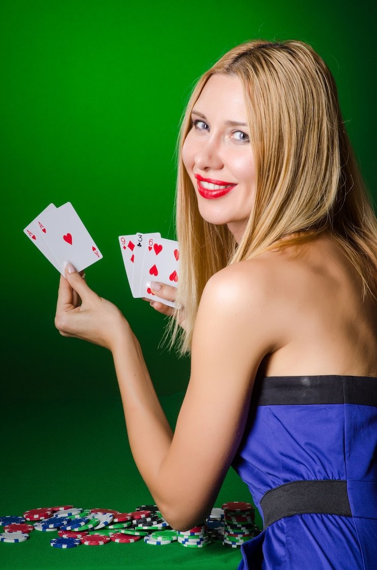 Tampilan aplikasi mobile jowotogel dengan meja blackjack dealer langsung dan opsi pembayaran DANA OVO GoPay